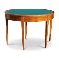Ein halbmondförmiger Spieltisch aus Mahagoni