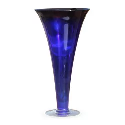 Un vase en verre soufflé violet-bleu