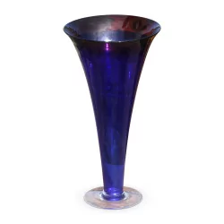 Eine lila-blaue Vase aus mundgeblasenem Glas