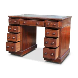 一张扁平的桃花心木书桌，原装皮革桌面
