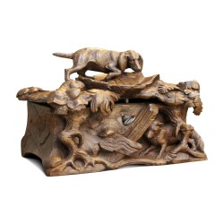 Eine aus Holz geschnitzte „Schwarzwald“-Schmuckschatulle.