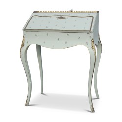 Un bureau dos d’âne en bois peint et motifs fleur