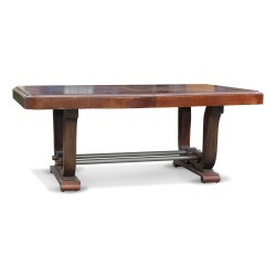 Une table de salle à manger en palissandre
