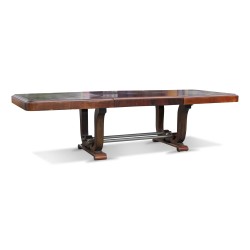 Une table de salle à manger en palissandre