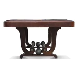 Une table de salle à manger en palissandre