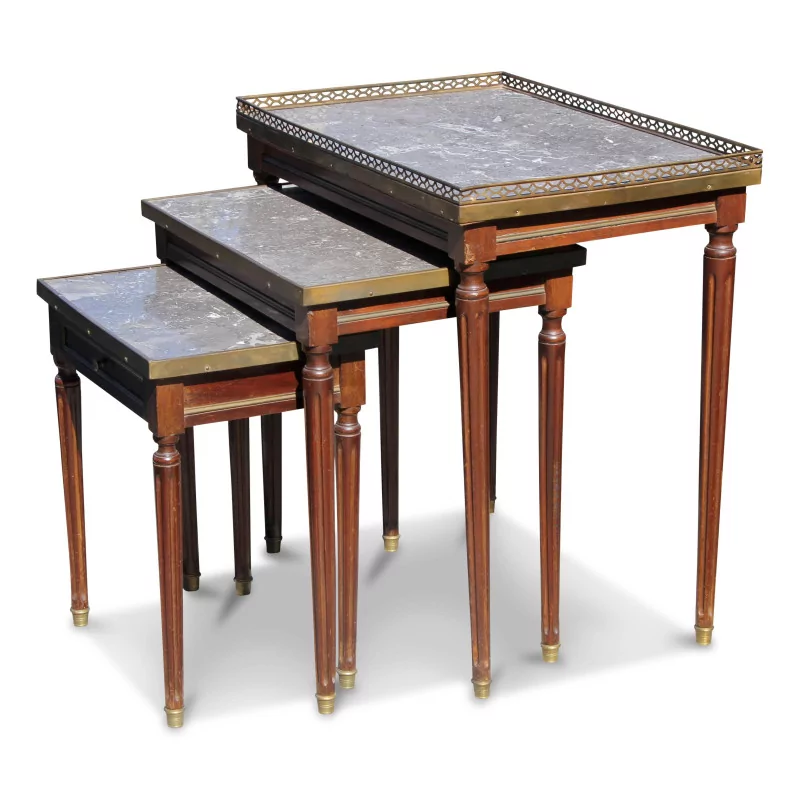 Un ensemble de trois petites tables en acajou - Moinat - Tables gigognes