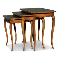 Un ensemble de trois petites tables en merisier