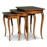 Un ensemble de trois petites tables en merisier - Moinat - Tables gigognes