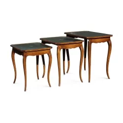 Un ensemble de trois petites tables en merisier