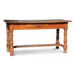 质朴的胡桃木桌子，雕刻的腿