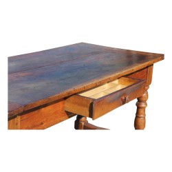 Une table en noyer rustique, pieds sculptés