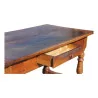 Une table en noyer rustique, pieds sculptés - Moinat - Tables de salle à manger