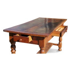 Une table en noyer rustique, pieds sculptés