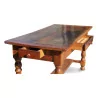 Une table en noyer rustique, pieds sculptés - Moinat - Tables de salle à manger