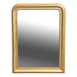 Ein Spiegel mit geschnitztem, vergoldetem Holzrahmen