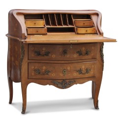 Un bureau cylindrique richement marqueté