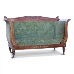 Деревянный диван, украшенный бронзой, покрытый бархатом.