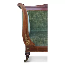 Un canapé en bois paré de bronze, recouvert de velours
