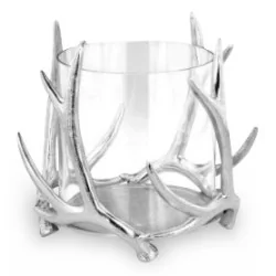 Ein dekorativer Kerzenhalter aus silbernem Metall und Glas