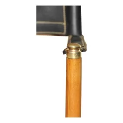 Une paire de fauteuils en chêne et cuir piqué