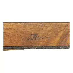 Une paire de fauteuils en chêne et cuir piqué