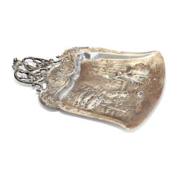 Un ustensile de table en argent repoussé
