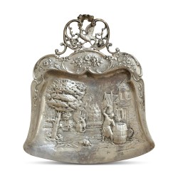 Un ustensile de table en argent repoussé