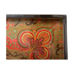 Ein lackiertes Serviertablett mit orientalischen Motiven