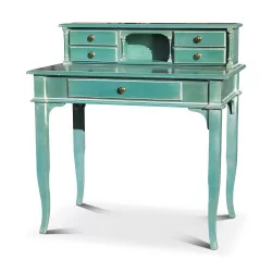 Un bureau avec chaise cannée couleur vert aqua