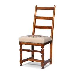 一套三张胡桃木座椅，上面覆盖着哥白林