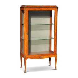 Une étagère vitrée en bois de rose Louis XV