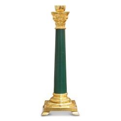 Eine grüne Säulenlampe mit korinthischem Kapitell.