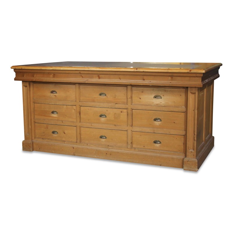 Un meuble de rangement en sapin dix-huit tiroirs - Moinat - Tables de salle à manger Un meuble de rangement en sapin dix-huit tiroirs - Moinat - Tables de salle à manger