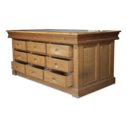 Un meuble de rangement en sapin dix-huit tiroirs
