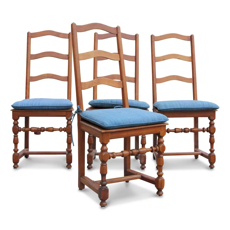 Ein Satz von vier Louis XIII-Sitzen aus Nussbaumholz - Moinat - Stühle
