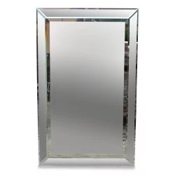 Ein „Design“-Spiegel mit abgeschrägtem Rahmen