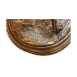 Une sculpture en bronze signé J. Moigniez