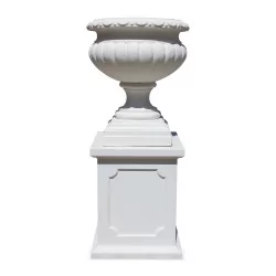 Eine Medici-Vase aus rekonstituiertem weißem Stein