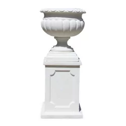 Une vase Médicis en pierre blanche reconstituée
