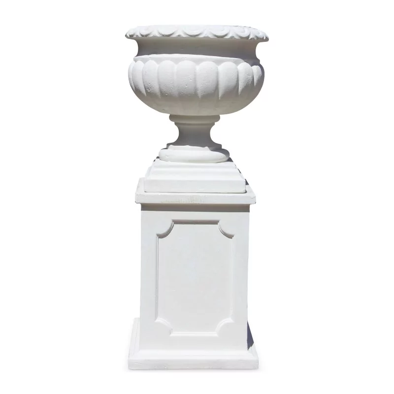 Une vase Médicis en pierre blanche reconstituée - Moinat - Urnes, Vases Une vase Médicis en pierre blanche reconstituée - Moinat - Urnes, Vases
