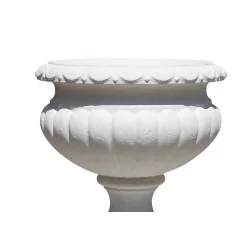 Eine Medici-Vase aus rekonstituiertem weißem Stein