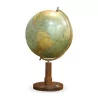 A world map with wooden base and compass - Moinat - Decorating accessories