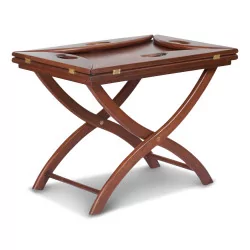 Une table de salon en bois d’hévéa et teint acajou