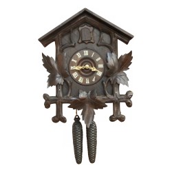 Eine reich geschnitzte Holzwanduhr