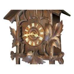Eine reich geschnitzte Holzwanduhr