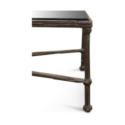 Ein rechteckiger Bronzetisch mit Glasplatte