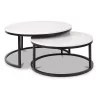 Ein Set aus zwei Tischen aus Carrara-Marmor, schwarzem Stahl - Moinat - Couchtische, Beistelltische
