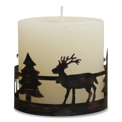 Un bougeoir décor "sapin et cerf" avec une bougie