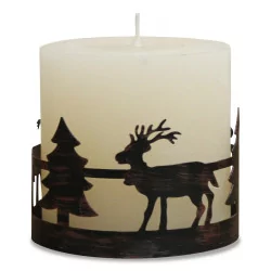 Ein Kerzenhalter mit „Tanne und Hirsch“-Dekor und einer Kerze