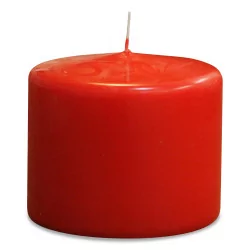 Eine Kerze in der Farbe „Rot“.